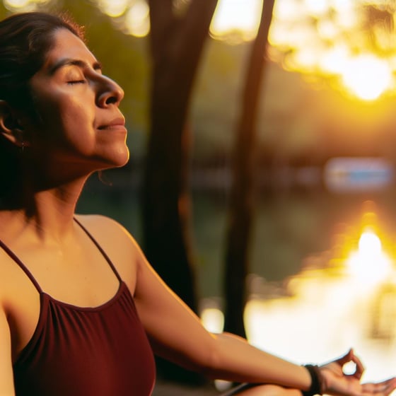 mujer haciendo yoga